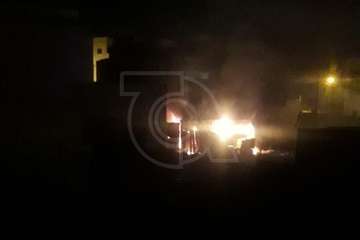 Última Hora: Incendio en un solar lleno de maderas próximo a la plaza de Punto Fielato (Telde)/Inma Perera.